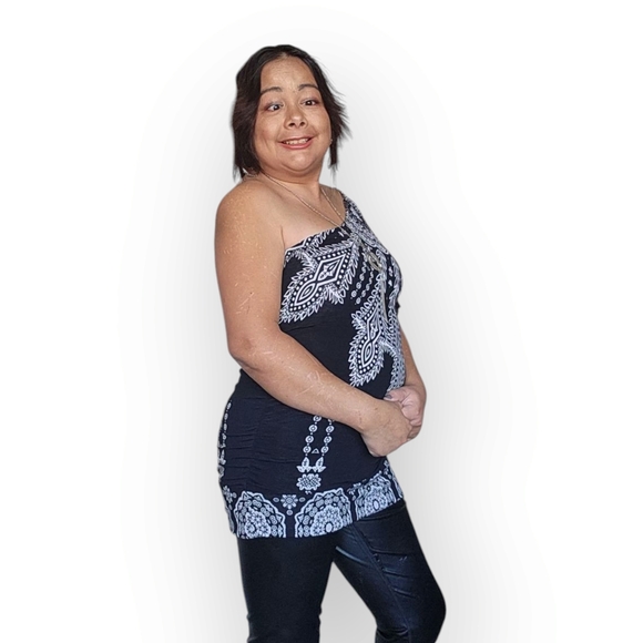 Studio Y Black and White One-Shoulder Tank Top - Picture 10 of 14